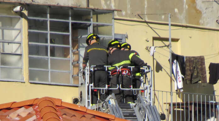 Intervento dei Vigili del Fuoco con l’autoscala a Malavedo Vigili del Fuoco Malavedo corso san Gabriele