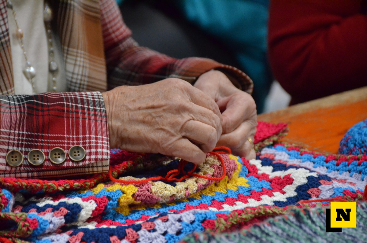 donne cucire lavorare a maglia