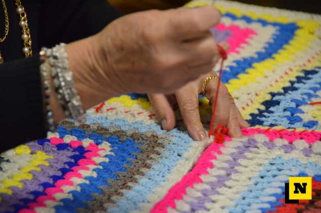 donne cucire lavorare a maglia