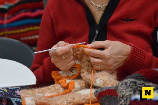 donne cucire lavorare a maglia uncinetto