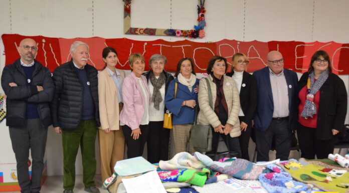 Una coperta grande come piazza Cermenati per dire basta alla violenza sulle donne Viva_Vittoria_Violenza_Donne_Lecco_20231108