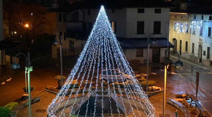 A Ballabio si accende il Natale, eventi e iniziative per allietare le festività albero di natale Piazza San Lorenzo Ballabio