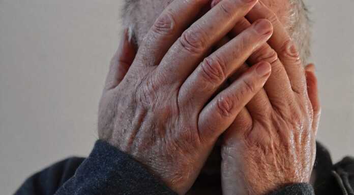 Nibionno. Falso idraulico raggira un’anziana e si fa consegnare oro e contanti anziano disperato anziana truffa pixabay