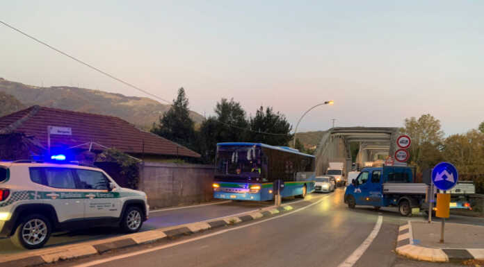 Autobus bloccato sul Ponte di Brivio, traffico in tilt Autobus bloccato Ponte di Brivio