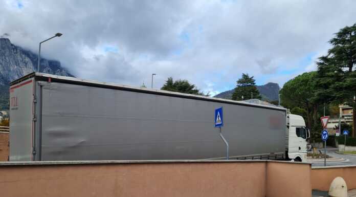 Lecco. Viabilità: ore 15, camion in panne in corso Promessi Sposi camion in panne_2023110