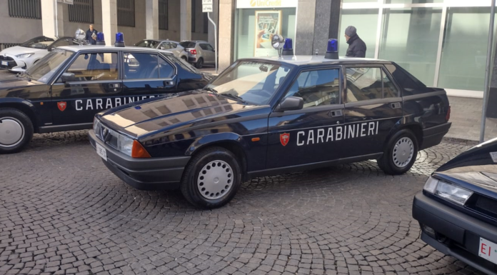 Carabinieri in piazza Garibaldi con le auto storiche per celebrare la Virgo Fidelis