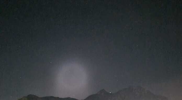 Cerchio luminoso in cielo, svelato il mistero. Sarebbe stato un missile francese L'enorme cerchio luminoso apparso questa sera sopra i Corni di Canzo e visibile anche da Lecco