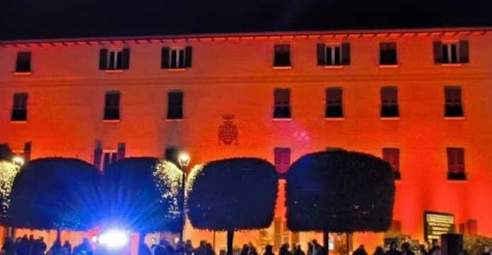 Mandello. Giornata Mondiale del Dono: San Giorgio e Comune in rosso Comune Mandello Giornata Mondiale del Dono