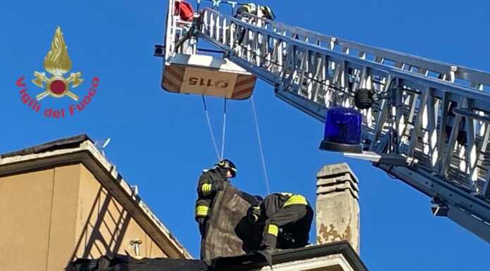 Porzione di tetto scoperchiato dal vento, Vigili del Fuoco a Casatenovo forte vento casatenovo vigili del fuoco