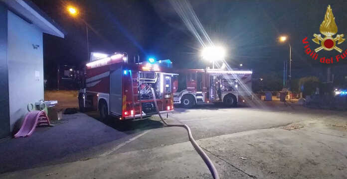 Garbagnate. A fuoco l’area ecologica: intervengono i pompieri Garbagante incendio area ecologica Vigili del Fuoco