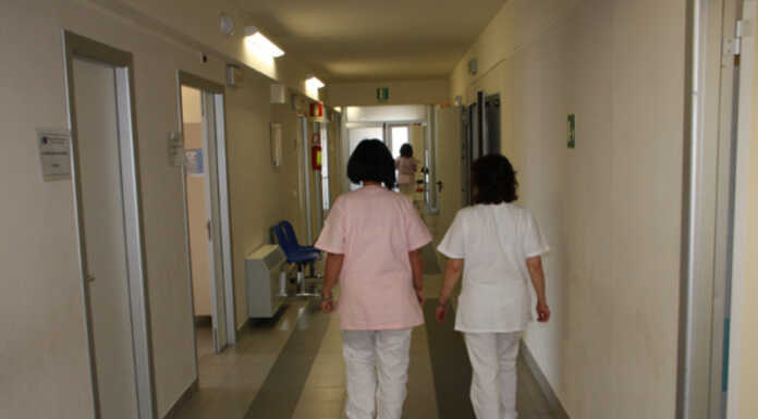 Carenza di infermieri in Lombardia, l’Opi: “Basta con le soluzioni ‘facili'” infermiere