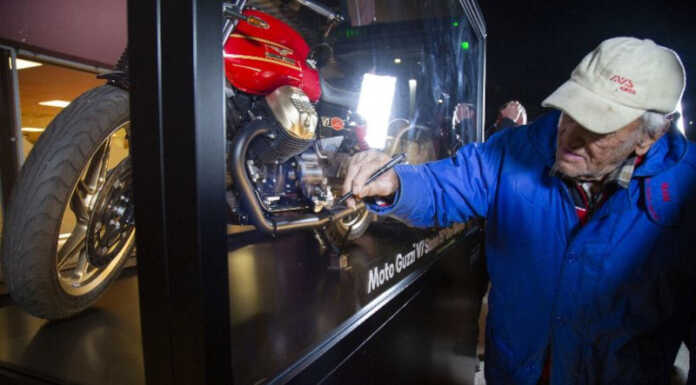 Lecco. Moto Guzzi V7 Stone: un “oro olimpico” fuori dall’Ostello Ostello Lecco inaugurazione Moto Guzzi V7 Stone Oro Olimpico