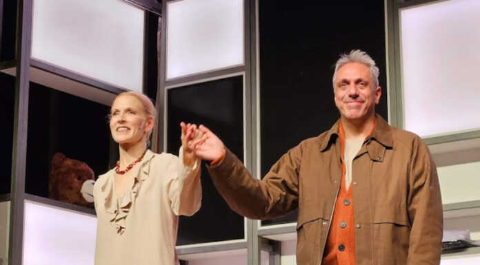 Mandello. Grande accoglienza per ‘Come sei bella stasera’: applausi al De André Come sei bella stasera spettacolo teatrale Mandello