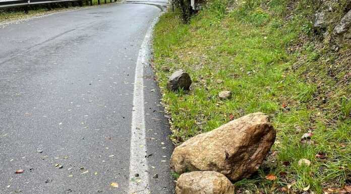 Maltempo. Piccoli smottamenti nel calolziese, sassi sulla provinciale a Rossino