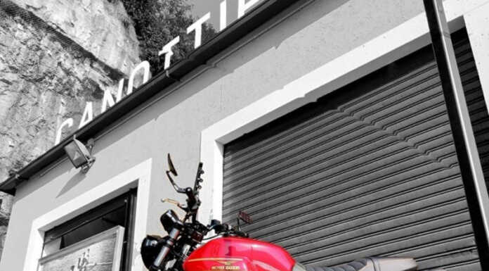 Lecco. Fuori dall’Ostello esposta la Moto Guzzi V7 Stone, modello “Olimpico” Moto Guzzi V7 Stone Oro Olimpico