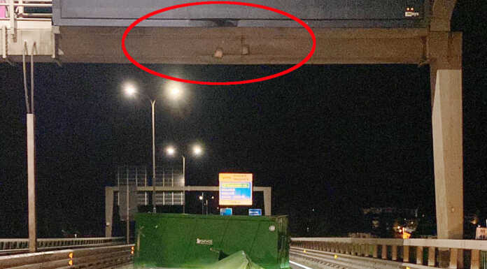 Caos Statale 36. Camion perde rimorchio e urta cartello, le foto dell’incidente rimorchio ss36 e danno al cartello