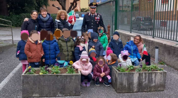 Bellano. Piccoli alunni in visita alla caserma dei Carabinieri, educati alla legalità Scuola Infanzia Bellano visita caserma Carabinieri Bellano