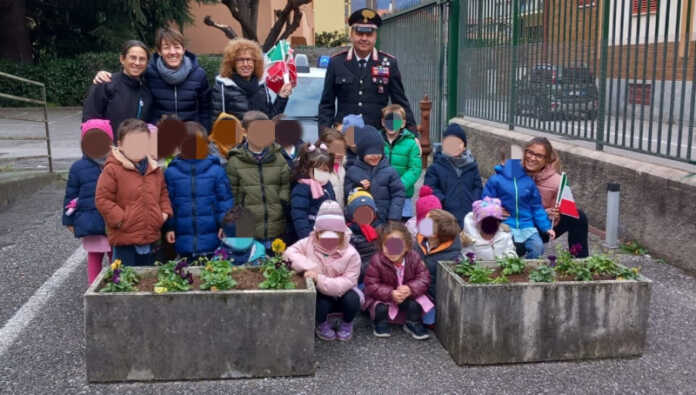 Scuola Infanzia Bellano visita caserma Carabinieri Bellano