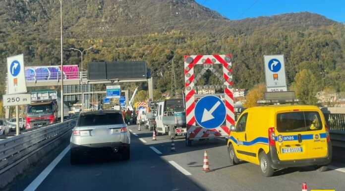 SS36. Camion urta cartello sul Terzo Ponte, lunghe code verso Milano. Lecco paralizzata ss36_code_camion_urta_cartello_20231117