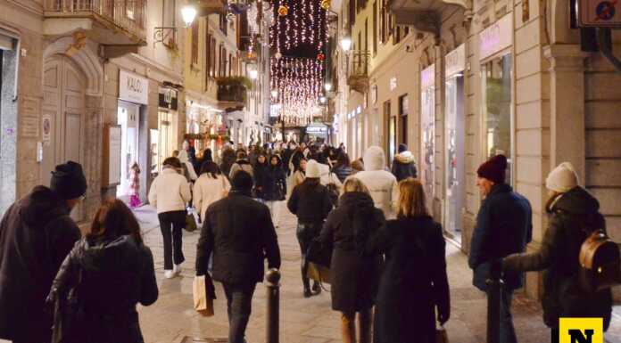 Acquisti di Natale: Regione Lombardia sostiene i negozi di vicinato Acquisti_natale_saldi_luminarie_via_roma_20231205