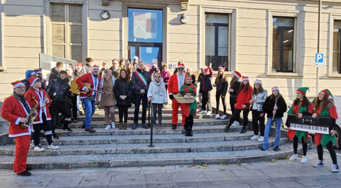 Un buon Natale a suon di musica, il regalo degli studenti della Manzoni alla città Auguri scuola manzoni municipio