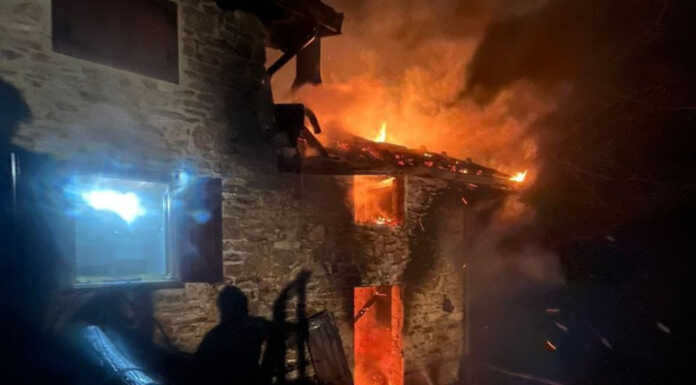 Casargo località Faedo: baita distrutta da un incendio. Vigili del Fuoco sul posto Baita a fuoco ronco casargo