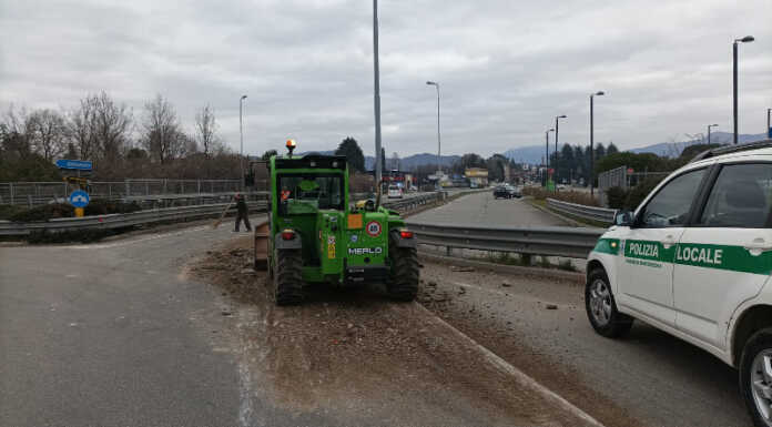 Cernusco, si rompe la sponda: camion perde macerie per strada