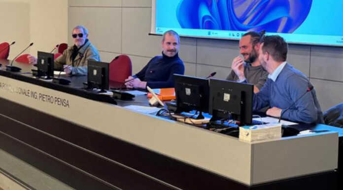 Valsassina. Il punto sull’antincendio boschivo: risultati e prospettive future Da destra: l'ing. Davide Maroni, Attilio Melesi, Michael Bonazzola, lo storico DOS Giorgio Colombo
