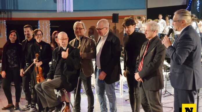 Il grande Arthur Miles sul palco con la scuola media Manzoni per Telethon Concerto_Natale_scuola_Calolzio_Arthur_Miles_20231204