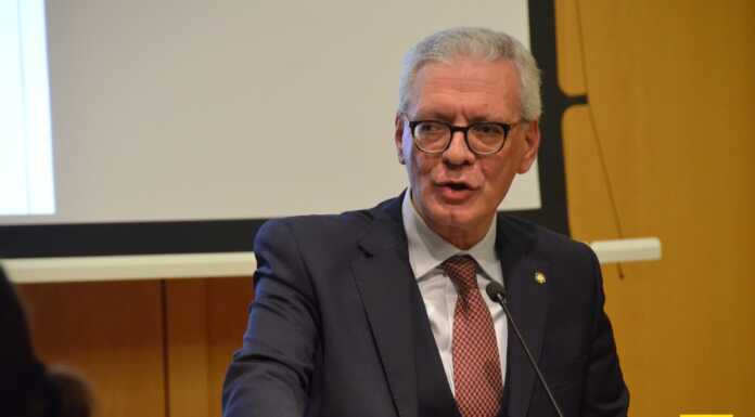 Ordine pubblico, accoglienza e sicurezza stradale nel rapporto 2023 della Prefettura Consegna_Onorificenze_Prefettura_Lecco_20231213