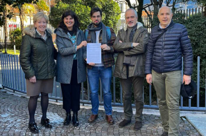 Antonia Giovenzana (moglie di Paolo Cereda), Gabriele Marinoni, Lorenzo Frigerio (referente di Libera Informazione), Maria Grazia Nasazzi, presidente Fondazione comunitaria del Lecchese e Luca Cereda (figlio di Paolo)