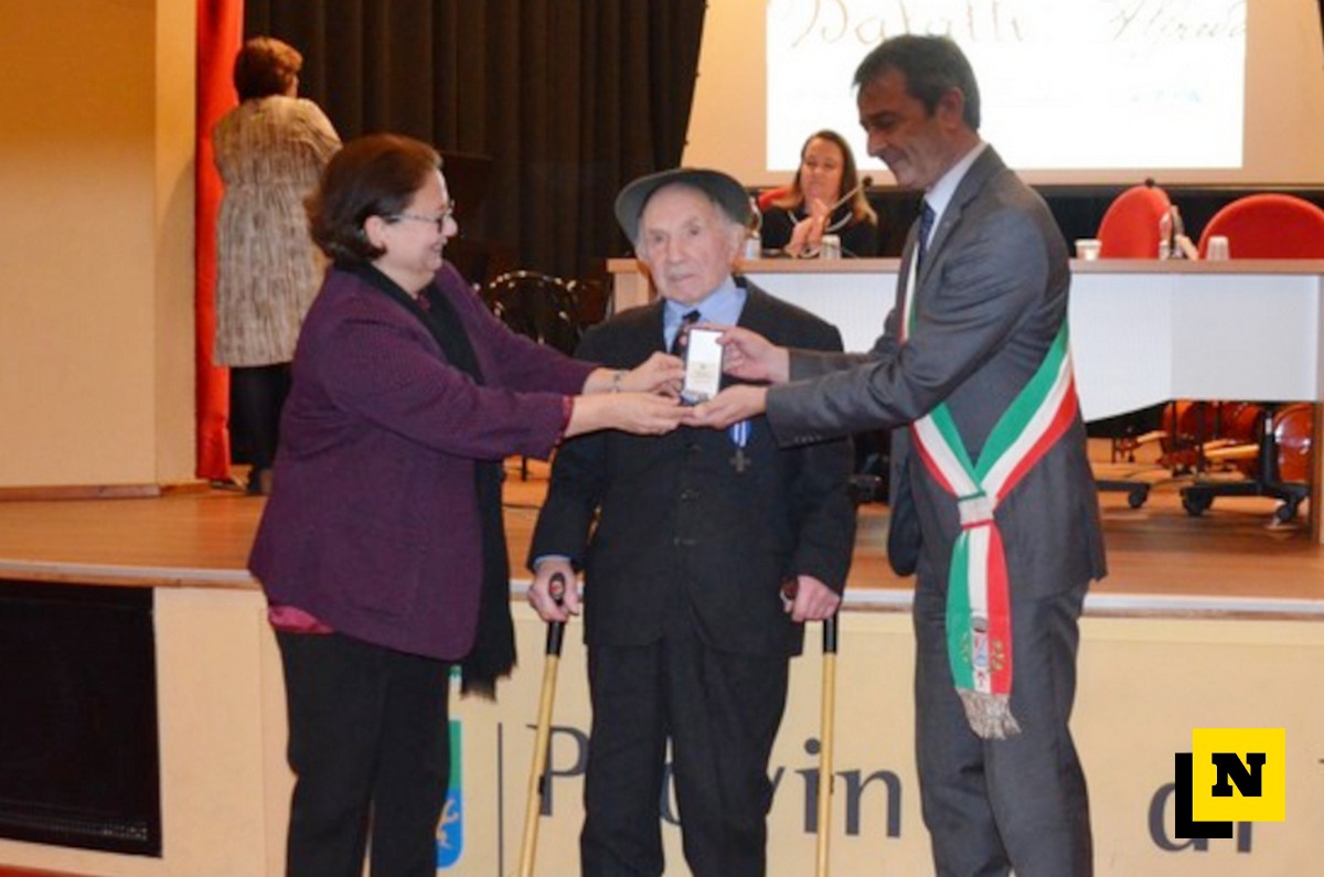 La consegna della medaglia d'Onore con il Prefetto Liliana Baccari e il sindaco Giancarlo Valsecchi