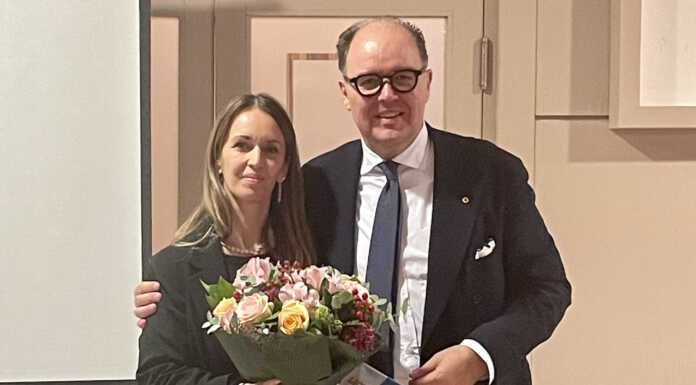 Al Lions Club Lecco Host si parla di adolescenti e disagi post pandemia Il presidente Brusadelli con la dottoressa Ciocca