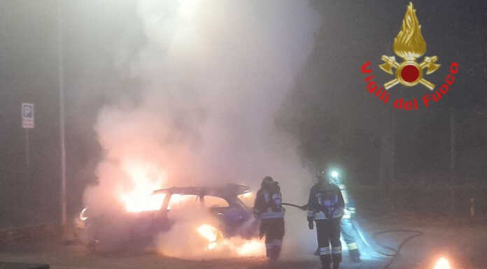 Auto in fiamme a Villa D’Adda nella notte, intervento dei Vigili del Fuoco Incendio auto villa d'adda