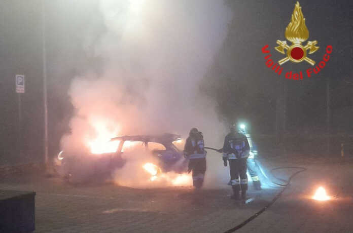 Incendio auto villa d'adda