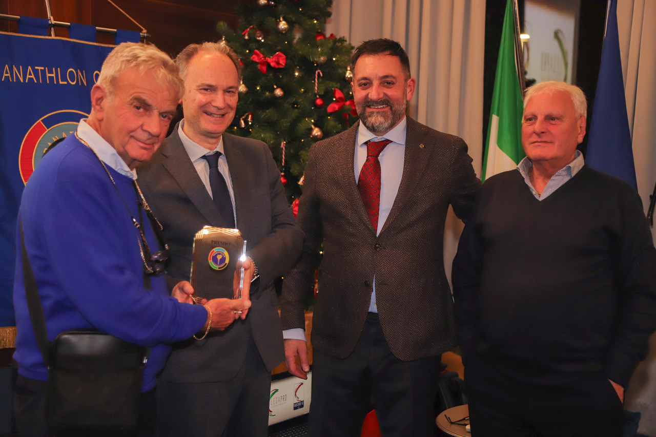 La premiazione della Calcio Lecco con da sinistra Angelo Battazza, Ottavio Aragona, Andrea Mauri e Angelo Maiolo