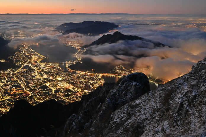 Lecco all'alba lambita dalle nebbie foto Mauro Lanfranchi