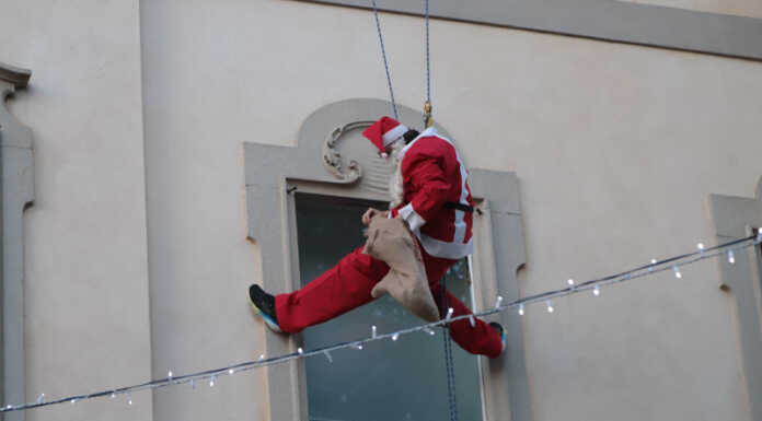 Merate: in tanti in piazza per lo show di Babbo Natale acrobata