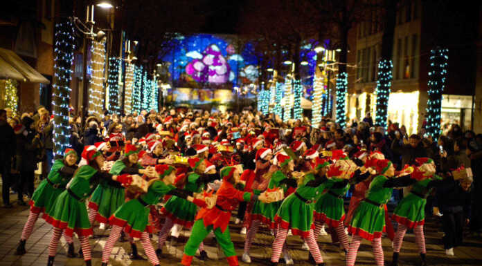 Merate: atmosfera di Natale in centro con il flash mob di Novadanza