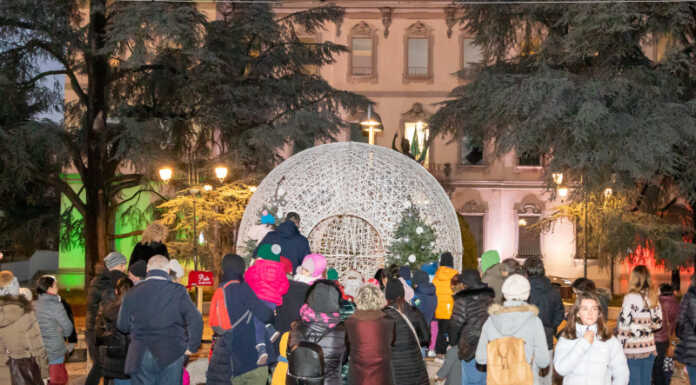 Natale a Merate: acceso l’igloo in piazza. Luminarie e proiezioni dal 6