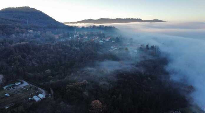 Le nebbie mattutine si impigliano nelle colline della Brianza Prime_luci_Dolzago_Roberto_Gilardi_20231210