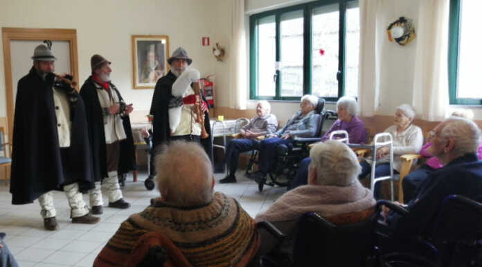 Alla Rsa Villa Serena di Introbio festa con gli Zampognari della Brianza Rsa Villa Serena Introbio e Zampognari