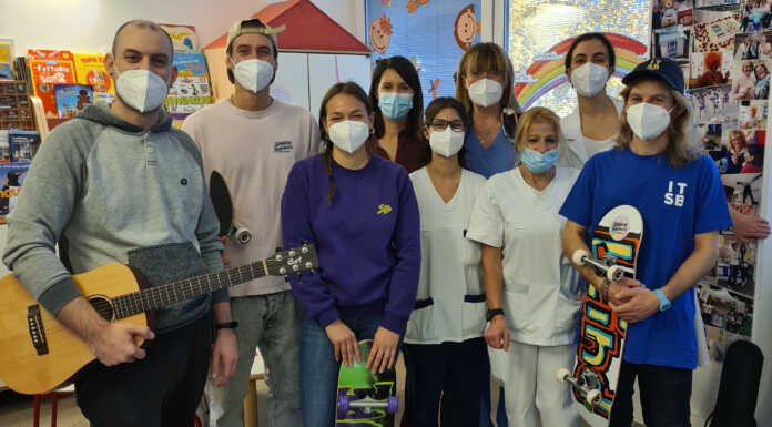Ospedale di Lecco: Natale freestyle in Pediatria con Sbanda Brianza Da sinistra, Roberto Limonta, Mattia Meneghel, Emma Pennati, Deborah Pirovano, Matteo Dell’Orto