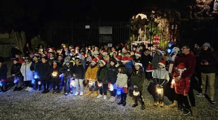 Gli alunni della Silvio Pellico di Malnago augurano a tutte le famiglie Buone Feste Scuola Malnago Natale