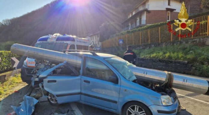 Camion perde un grosso palo che trapassa un’auto, tragedia sfiorata Strozza palo incidente macchina