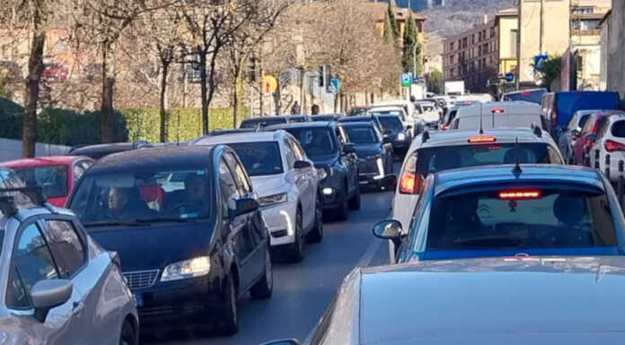 Traffico in tilt a Lecco: rush finale per gli acquisti di Natale Traffico via Parini