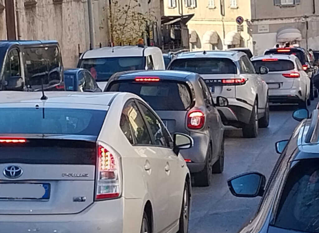 Traffico in via Parini