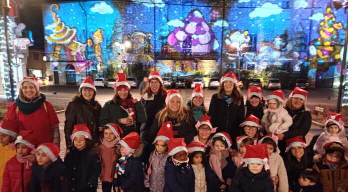 Merate: la scuola dell’infanzia in piazza per gli auguri di Natale alle famiglie