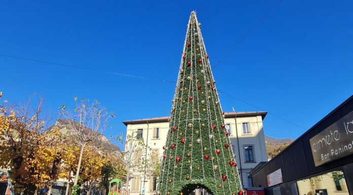 Pomeriggio speciale a Calolzio, show sul ghiaccio della Sk8 Crew albero_natale_calolziocorte_20231212