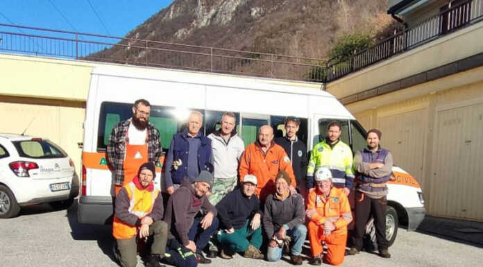 Varenna. Alpini della Protezione Civile impegnati nella pulizia dei sentieri Alpini protezione civile varenna pulizia sentieri